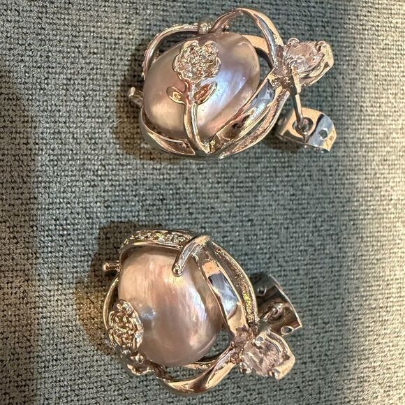 Baroque Pearl Flower Stud Earrings Silver Tone
New - Picture 5 of 17